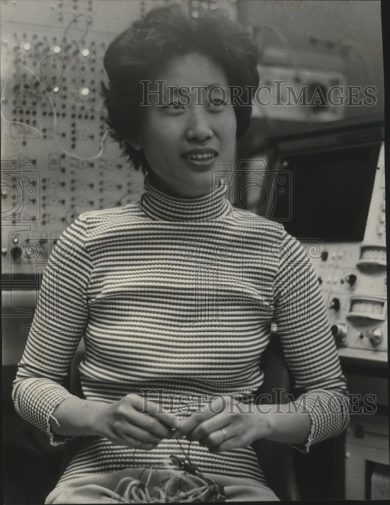 1977 Press Photo Anna Liu, Biomedical Equipment Technician, First Woman Graduate - Historic Images