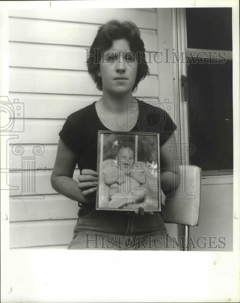 1981 Press Photo Mrs. Kathy Watkins holds a picture of Rodney - abna33824 - Historic Images