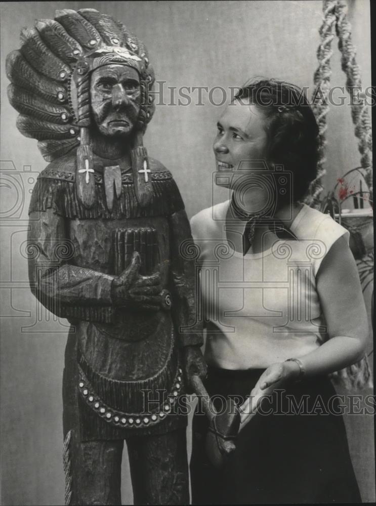 1978 Press Photo Mary Crowe of Wallace Developmental Center beside sculpture - Historic Images