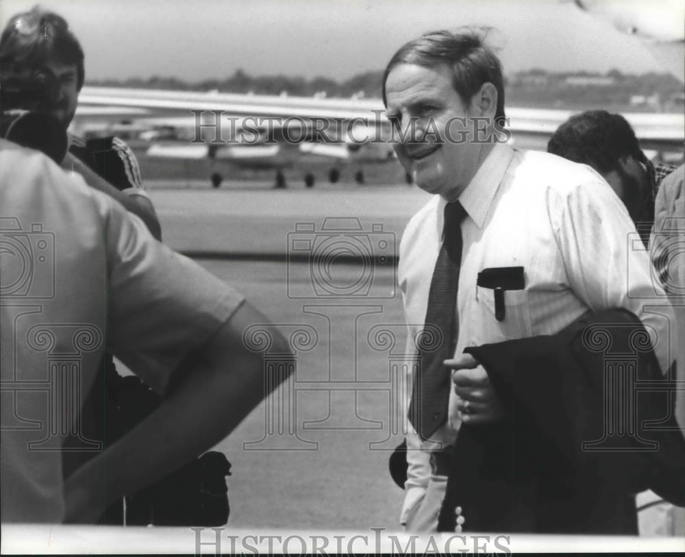 1982 Press Photo Fob James, Governor of Alabama, at Airport - abna33934 - Historic Images