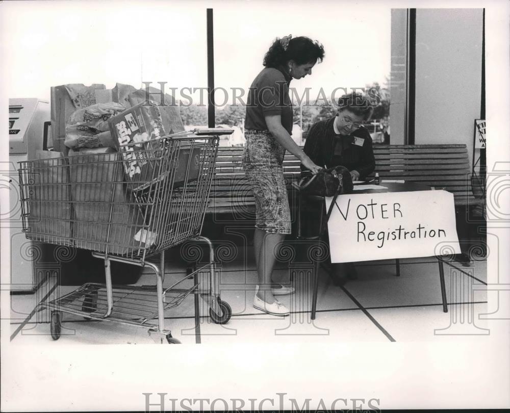 1990 Press Photo Mrs. J.C. Earnest Helps Voters Register, Bessemer, Alabama - Historic Images