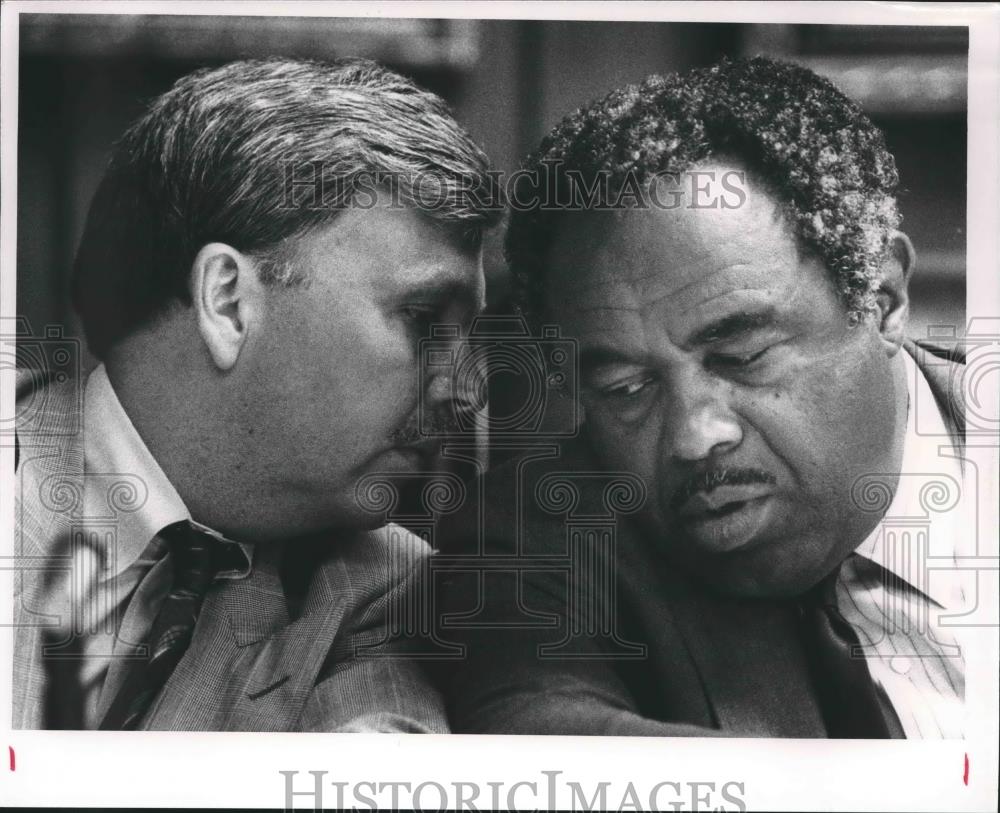 1991 Press Photo Jefferson County Commissioners Gary White, Chris McNair Talk - Historic Images