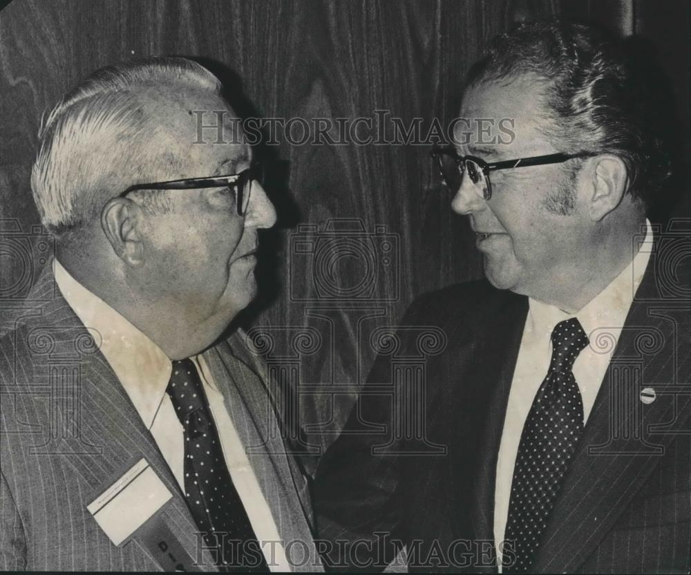 1976 Press Photo Ernest F. Ladd Jr. & William L. Naumann Discuss Safety Measures - Historic Images