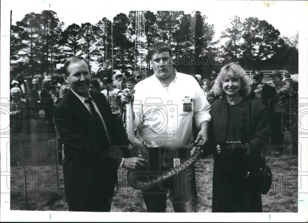 1993 Press Photo Paul Hubbard with Snake and Others - abna34008 - Historic Images