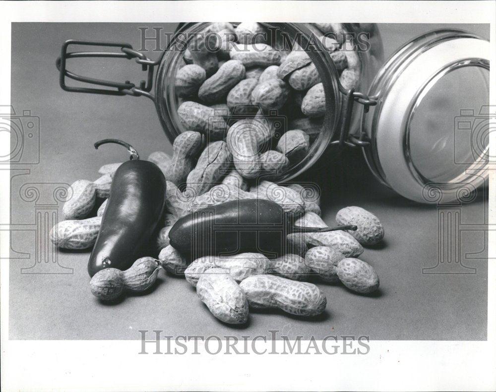 1989 Press Photo Peanuts hot chiles grills pork tender - RRV67995 - Historic Images