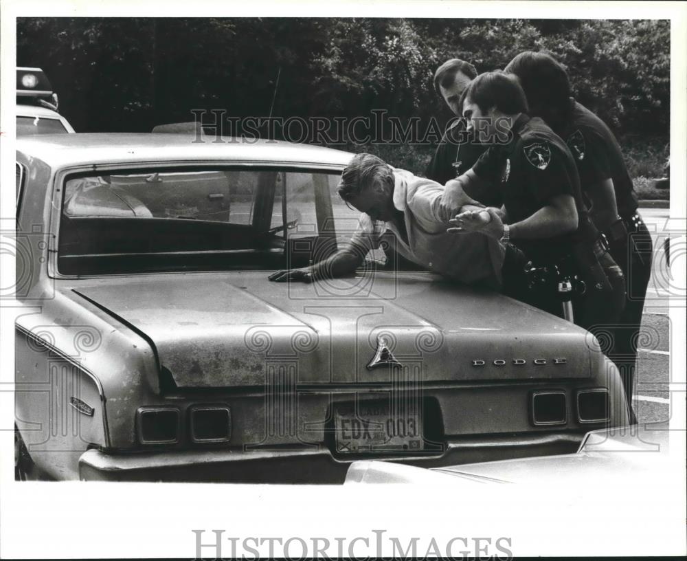 1979 Press Photo Wilburn Fendley with police officers removed him from car - Historic Images