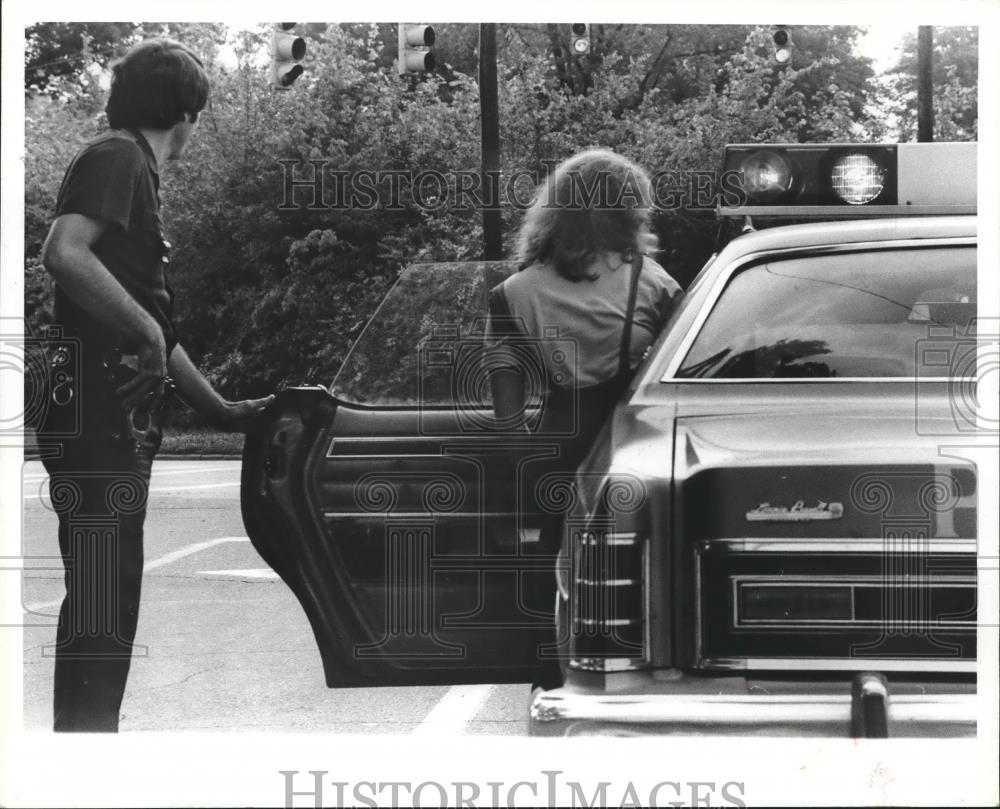 1979 Press Photo Police Officer McElroy with Robin Lowery or Robin Green in car - Historic Images