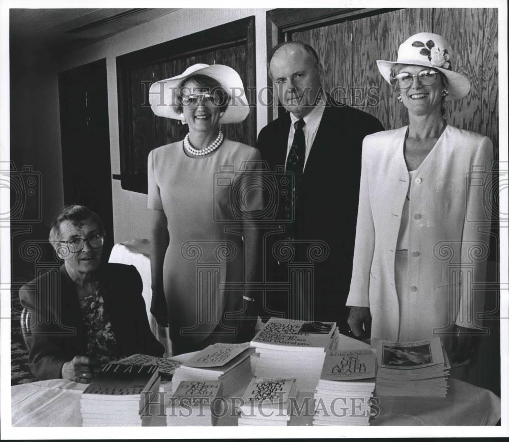 1993 Press Photo Attendees of Author Lunch, Doctor Elisabeth Kubler-Ross, Others - Historic Images