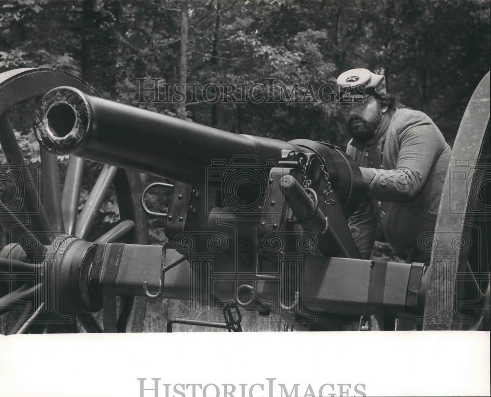 1985 Press Photo Julian Lackey and his cannon, Civil War Buff - abna34059 - Historic Images