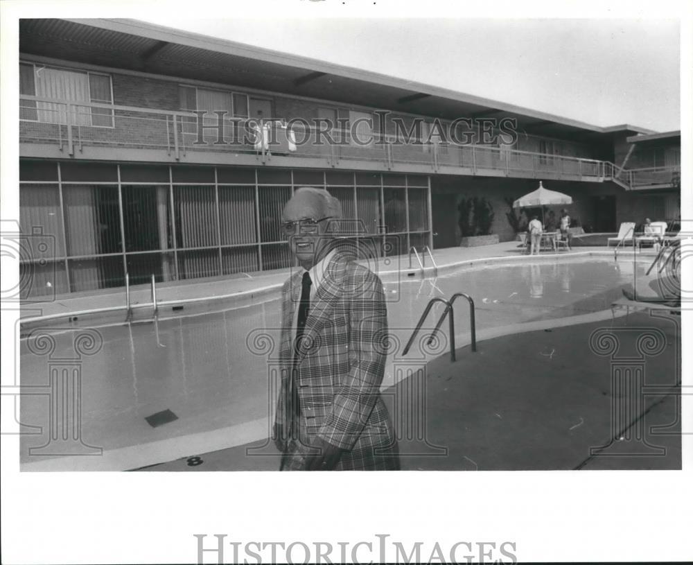 1980 Press Photo Tom Kelly, Restaurant Manager of Ramada Inn by Pool - abna34076 - Historic Images