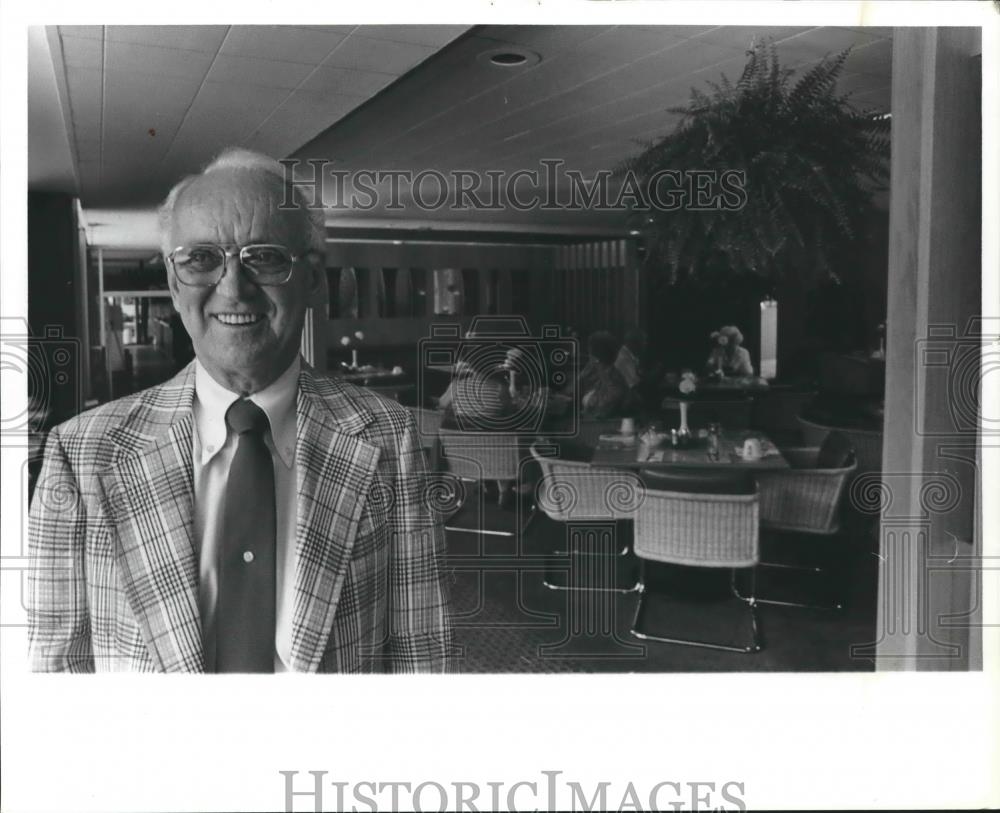 1980 Press Photo Tom Kelly, Restaurant Manager at Ramada Inn - abna34077 - Historic Images