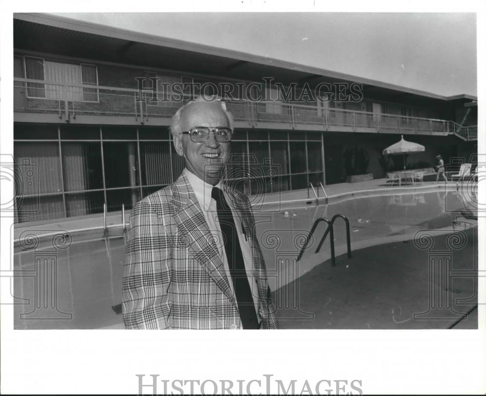 1980 Press Photo Tom Kelly, Restaurant Manager of Ramada Inn by Pool - abna34079 - Historic Images