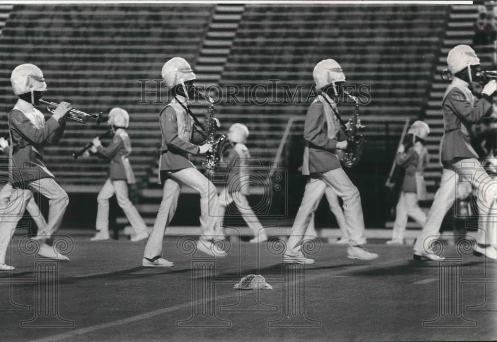 1982 Press Photo Wenonah High School&#39;s marching band high steps on Legion Field - Historic Images