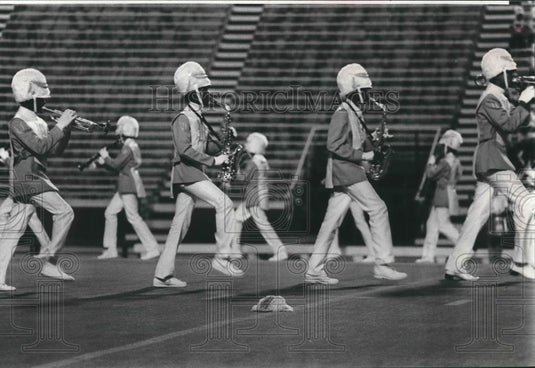 1982 Press Photo Wenonah High School's marching band high steps on Legion Field - Historic Images