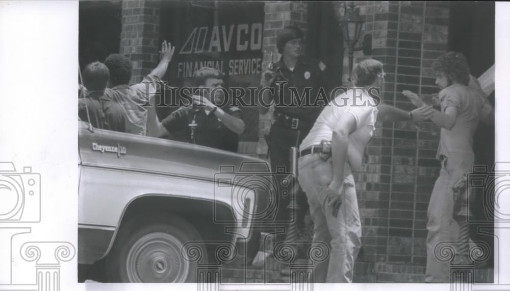 1979 Press Photo Birmingham Police Officer with Talladega Drugstore Robbery Men - Historic Images