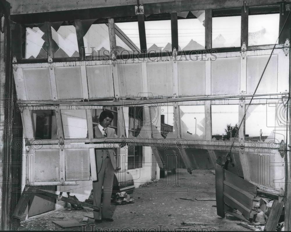 1978 Press Photo Wesson surveys damage to body shop door, Crime - abna34120 - Historic Images