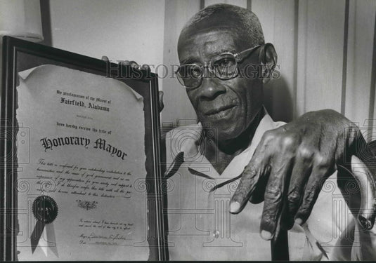 1988 Press Photo McKinley Kolb holds "honorary mayor" proclamation - abna34132 - Historic Images