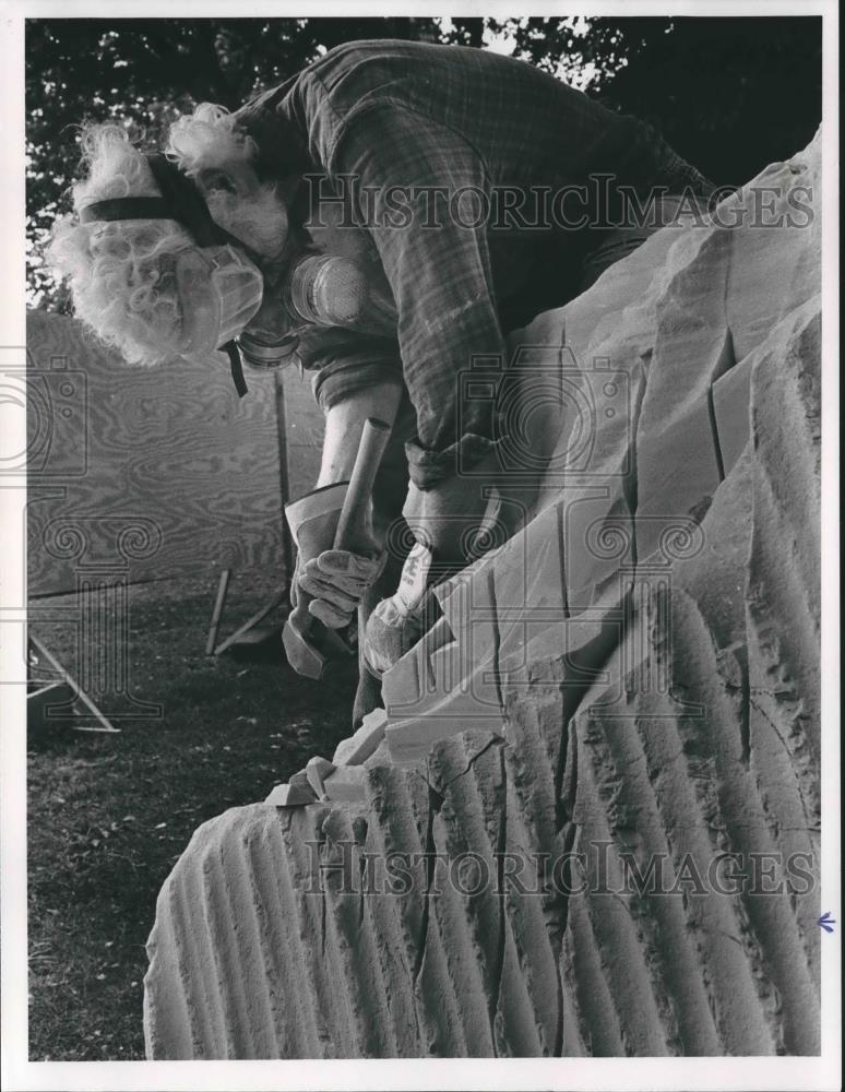 Press Photo Mark Koopman chisels on marble at University of Alabama Birmingham - Historic Images