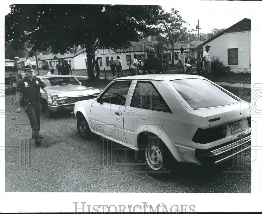 1992 Press Photo Shooting Scene in Kingston with Police Officers - abna34156 - Historic Images