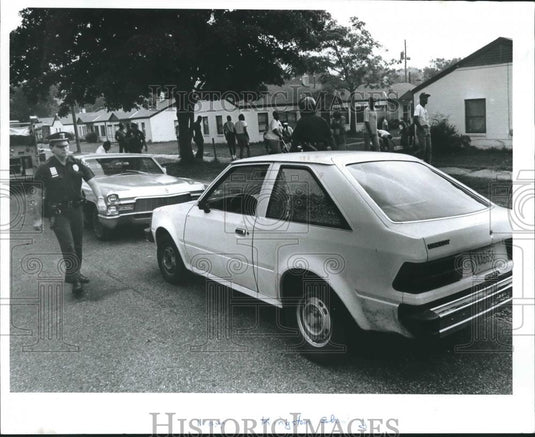 1992 Press Photo Shooting Scene in Kingston with Police Officers - abna34156 - Historic Images