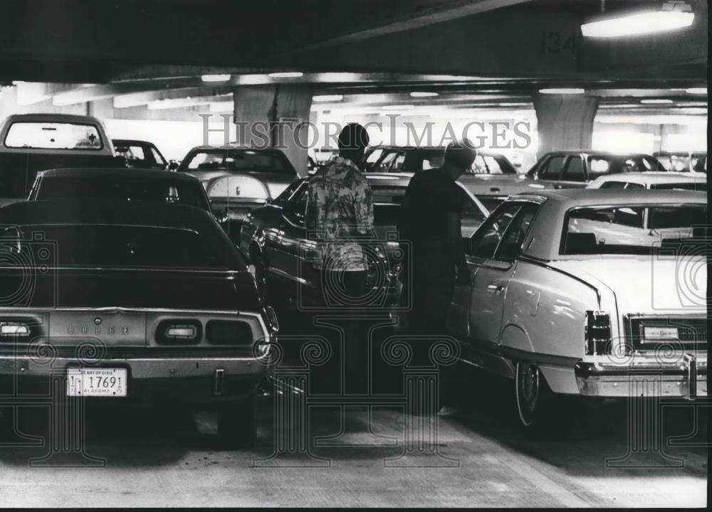 1976 Press Photo Airport Customers Return to Car in Parking Garage - abna34161 - Historic Images