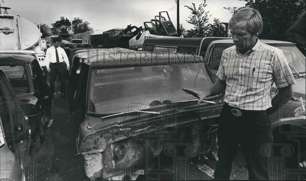 1984 Press Photo Birmingham, Alabama Officials Look Over Stolen Car Parts - Historic Images