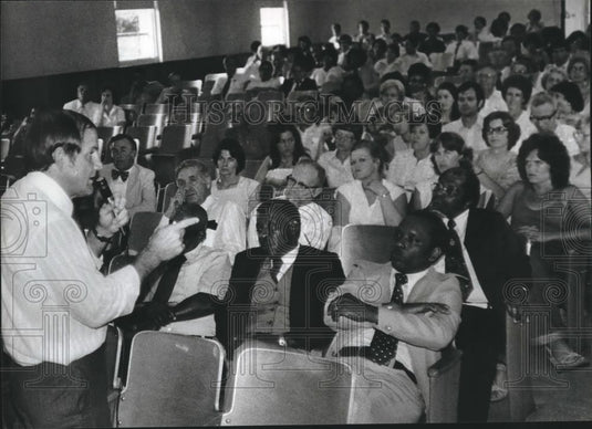 1979 Press Photo Alabama Governor Fob James points a finger in response - Historic Images