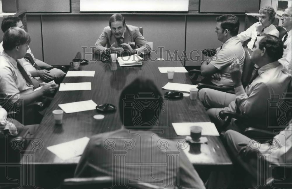 1982 Press Photo Alabama Governor Fob James at Birmingham News with reporters - Historic Images