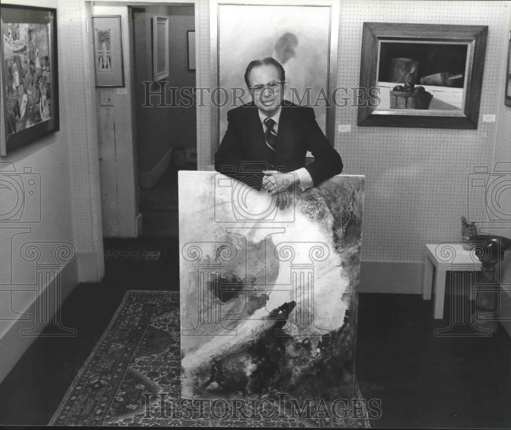 1979 Press Photo Pizitz Store Executive and Artist John Jacobson displays Art - Historic Images