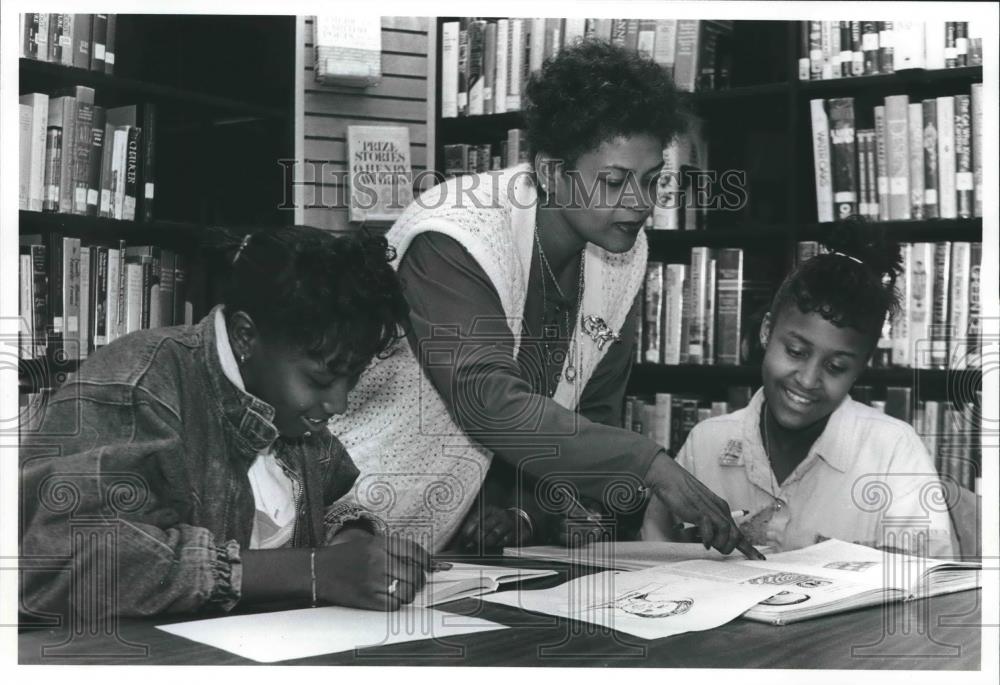 1993 Press Photo North Birmingham Librarian Olivia Johnson helps Hudson Students - Historic Images