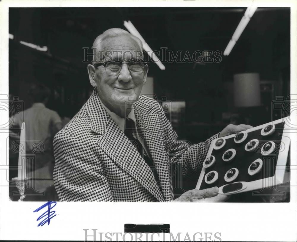 1980 Press Photo Sam Johnson, Veteran Jeweler displays a tray of rings - Historic Images