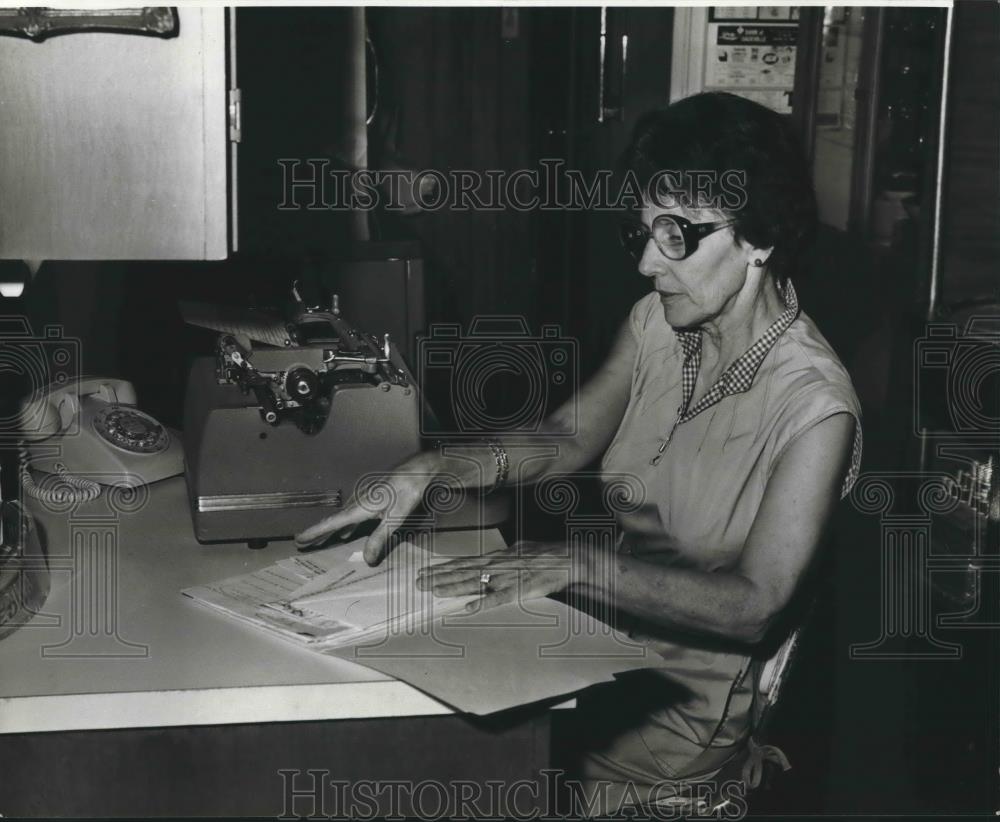 1979 Press Photo Author Lois Johnson plans another book with her typewriter - Historic Images