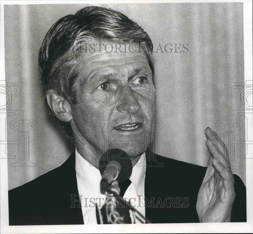 1988 Press Photo David T. Kearns, chairman of Xerox Corporation speaks - Historic Images
