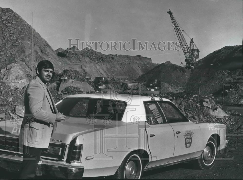 1976 Press Photo Graysville City Councilman Chester Cowan at mining operation - Historic Images