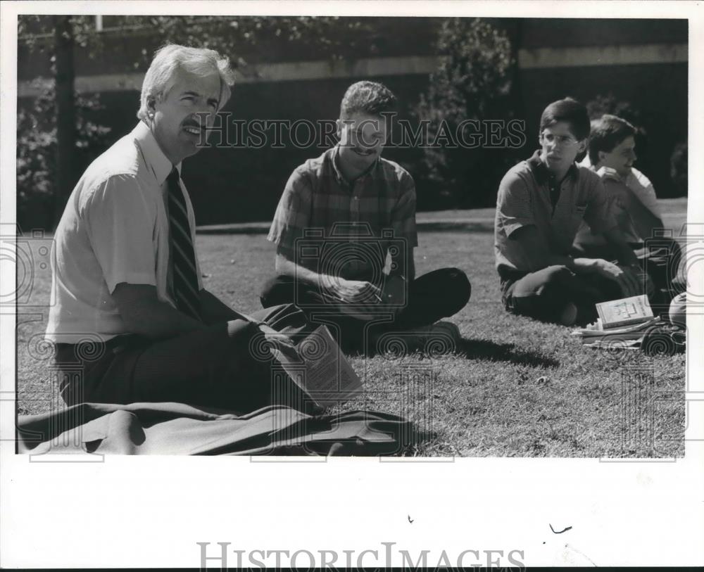1987 Press Photo Samford University Teacher Skip Coulter takes class to the lawn - Historic Images