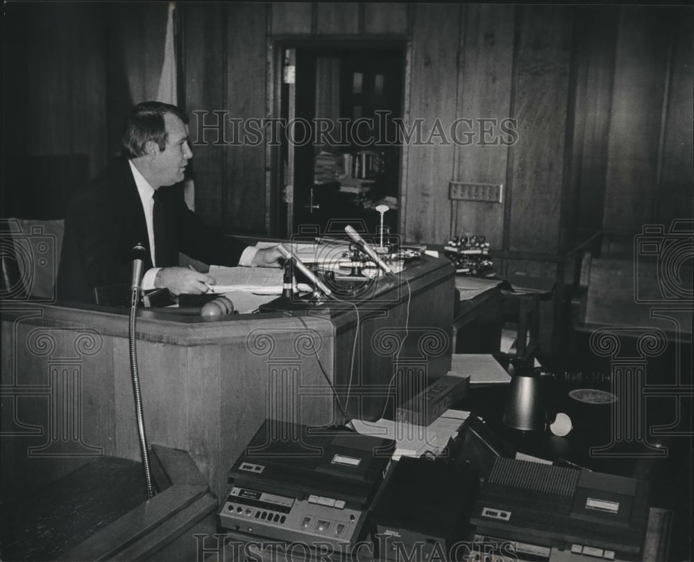 1983 Press Photo Judge Charles Crowder issues arrest warrant for Stoner - Historic Images