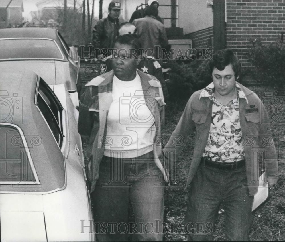 1976 Press Photo Bernice Lother escorted by Deputy Linn Moore after drug arrest - Historic Images