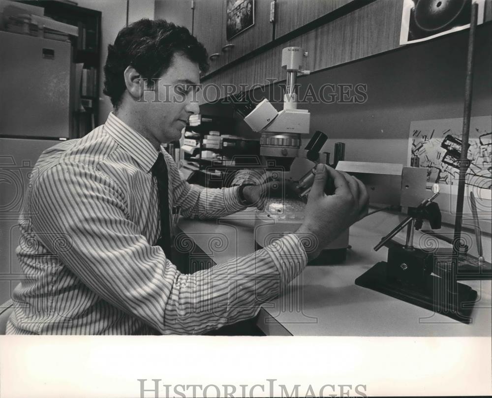 1985 Press Photo Doctor Larry DeLucas, Biochemist and Optometrist at Lab - Historic Images