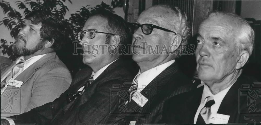 1981 Press Photo Jim Ludwig of Southern Company Services, with Others at Meeting - Historic Images