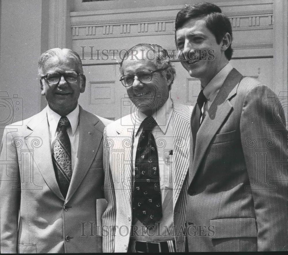 1977 Press Photo James Vickrey meets Others at University of Montevallo Event - Historic Images