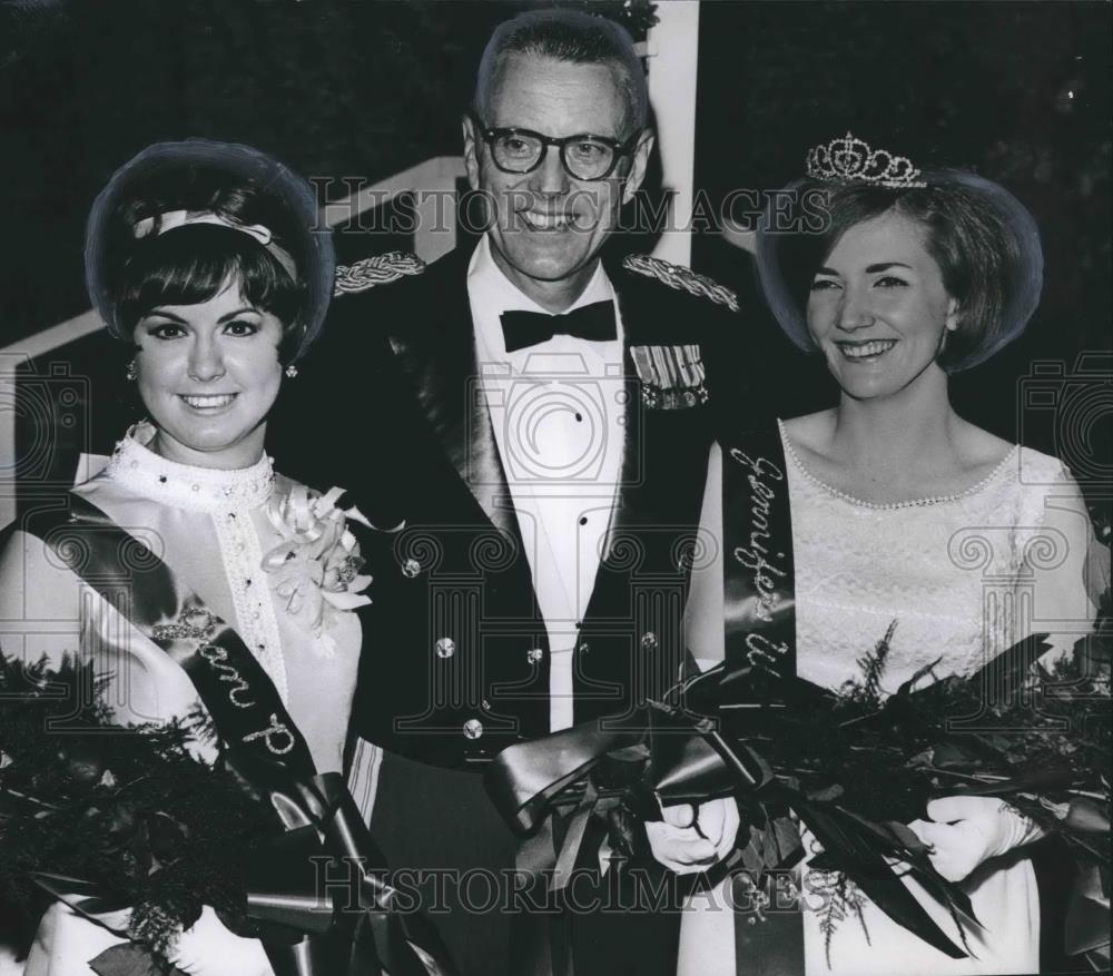 Press Photo Jennifer Wiley, Right, Crowned Queen of ROTC Military Ball - Historic Images