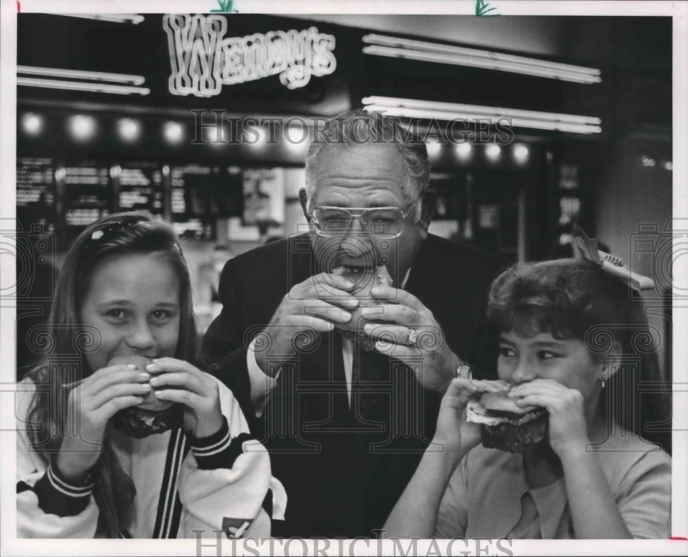 1991 Press Photo Dave Thomas, Owner of Wendy&#39;s, at Galleria Store, Alabama - Historic Images