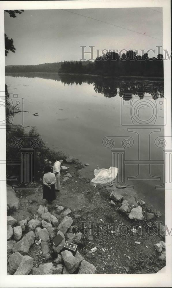 1987 Press Photo Tonji Renee Luckey, body found in lake with County Coroner - Historic Images