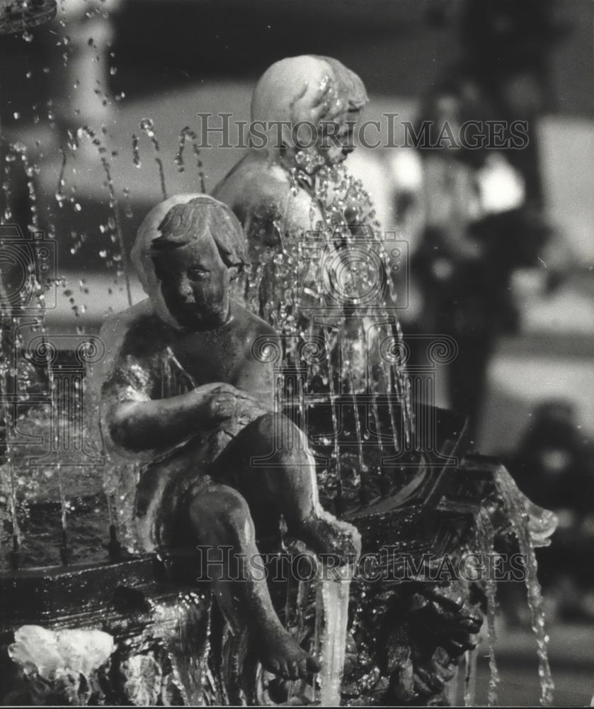 1979 Press Photo Fob James, Inaugural Court Square Fountain, Montgomery, frozen - Historic Images