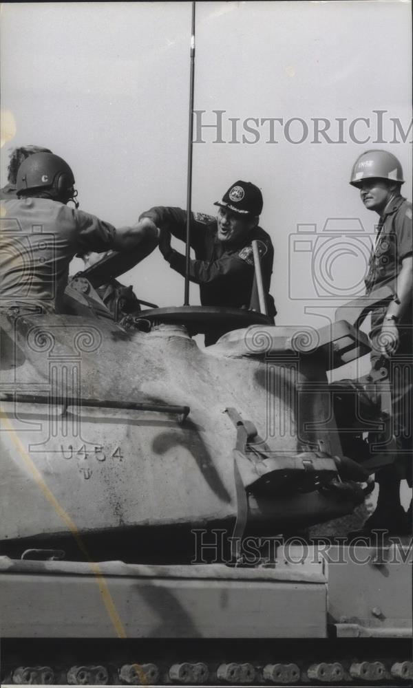 1979 Press Photo Alabama Governor Fob James peeking into turret of military tank - Historic Images