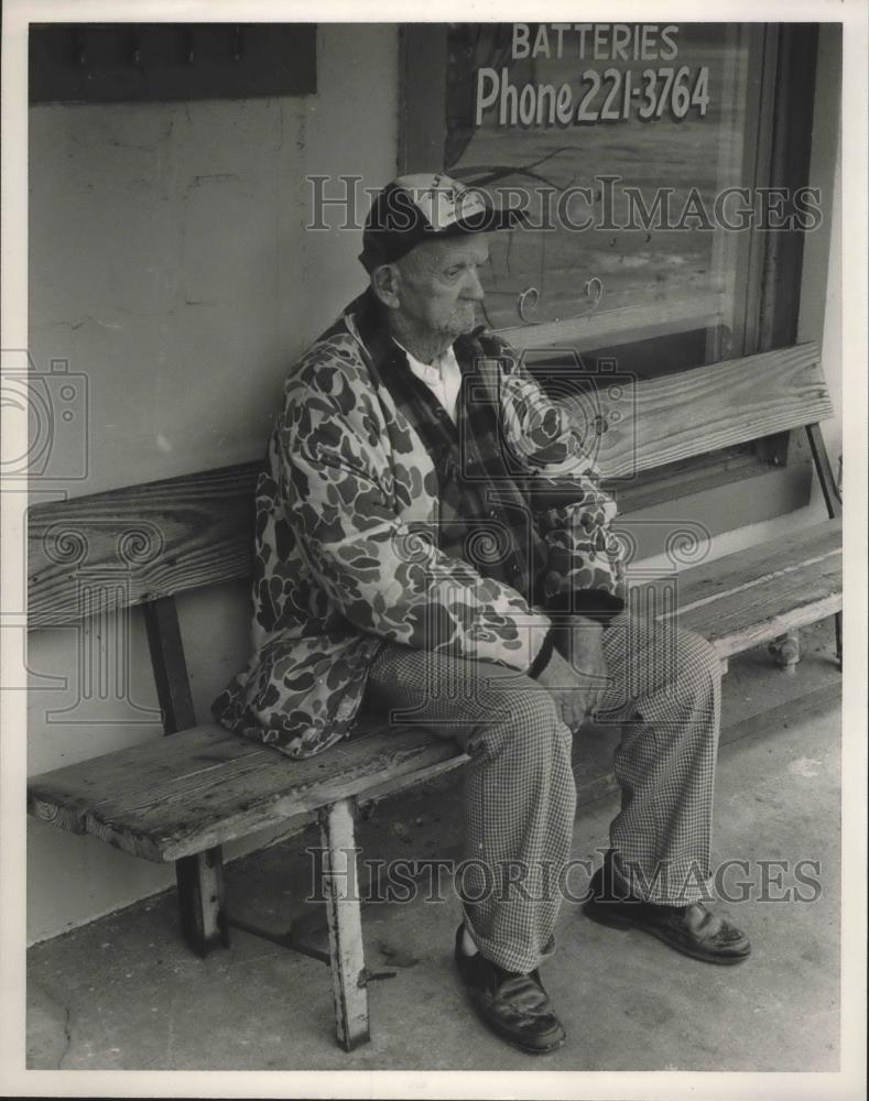 1986 Press Photo Murray E. Walker Seated on Bench after Fending off Robbery - Historic Images