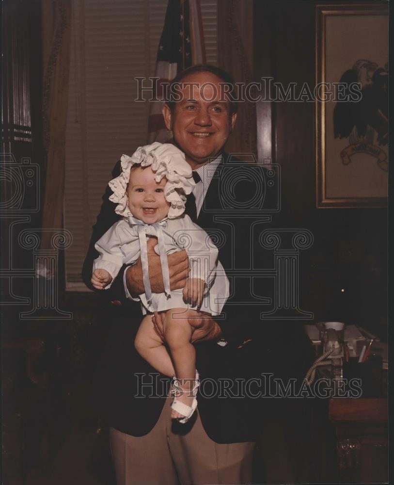 Press Photo Alabama Governor Fob James with Granddaughter Betsy - abna34604 - Historic Images