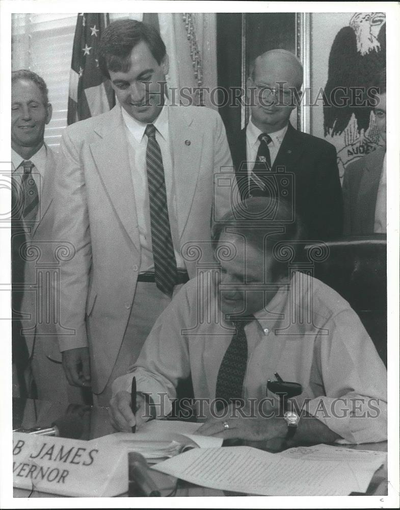 1982 Press Photo Alabama Governor Fob James signs crime bill with Others - Historic Images