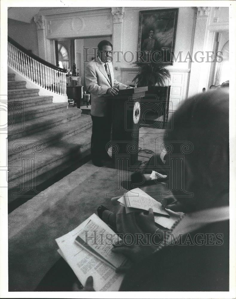 1982 Press Photo Alabama Governor Fob James with reporters at Governor&#39;s Mansion - Historic Images