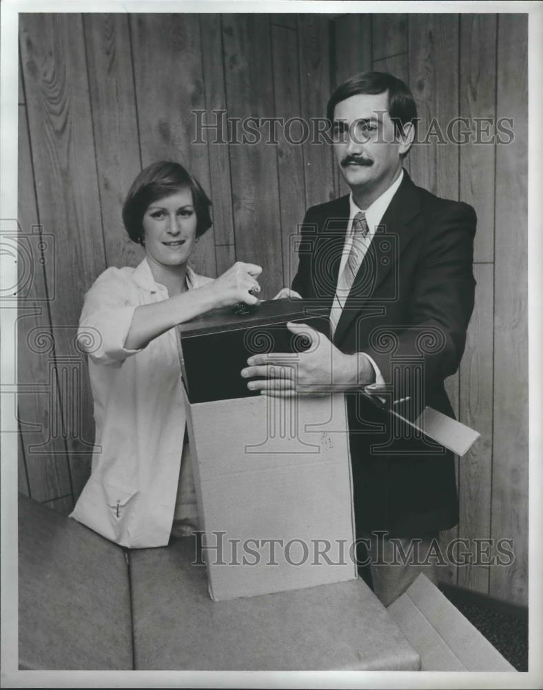 1980 Press Photo Morris Health Clinic Director Alan Hicks with Carol McMillan - Historic Images